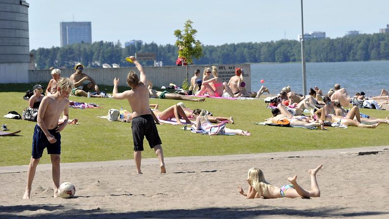 Ihmiset nauttivat lämpimästä päivästä Hietaniemen uimarannalla Helsingissä 29. kesäkuuta 2015.