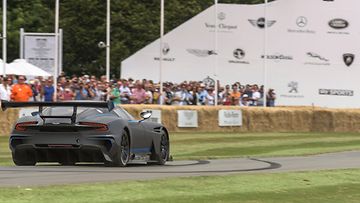 Aston Martin Vulcan on upea ilmestys mattaharmaana, kokohiilikuituisessa ulkomuodossaan.