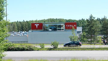 Tesla näkyy kolmostielle, tutummin Hämeenlinnanväylälle, legendaarisella "vitriinipaikalla". Paikalla on nähty vuosikymmenten saatossa lukuisia uutuusautoja ja pian ehkä oikea Teslakin.