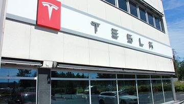 Teslan toimipisteen julkisivua Vantaan Kaivokselassa.