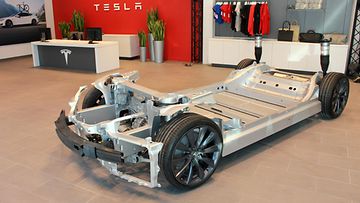 Teslan myymäläkonseptissa on olennaista, että esillä on myös auton tekniikan yksinkertaisuutta ilmentävä runkomalli.