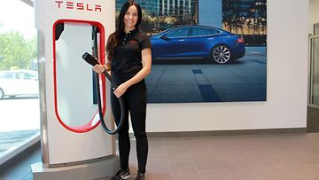 Teslan Niina Pelttari näyttää, kuinka yksinkertainen on Teslan latausasema.