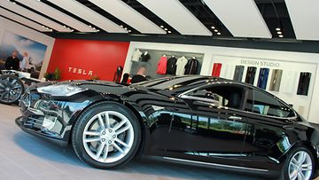 MTV Autot pääsi Teslan myymälään ennen virallisia avajaisia, ja valmiilta näytti!