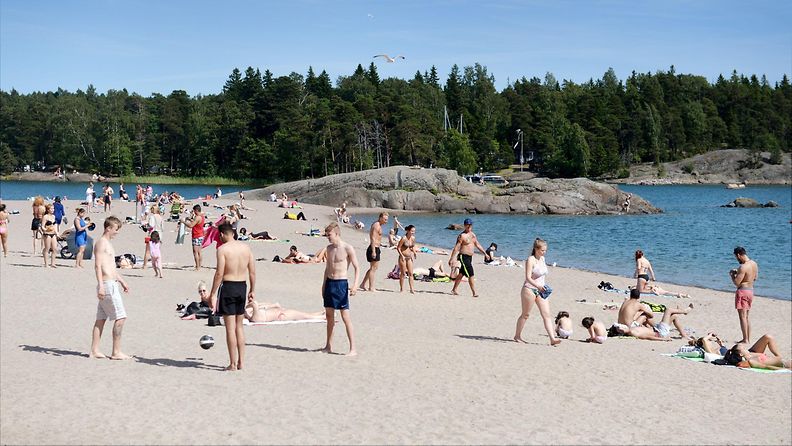 Aurinkoinen ja lämmin sää houkutteli ihmisiä viettämään rantaelämää Vuosaaren Aurinkolahdelle Helsingissä 2. heinäkuuta 2015.