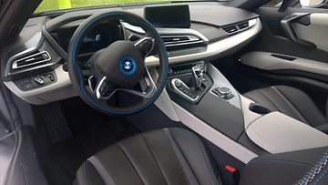 BMW i8:n ohjaamo on sekoitus tulevaisuutta ja Bemarin muun malliston nykytyyliä.