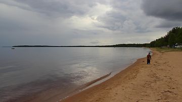 Sateen uhkaa Manamansalossa Oulujärvellä 21. kesäkuuta 2015. Lukijan kuva: Sinikka Kujala