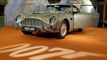 James Bondin agenttiauto Aston Martin DB5 vieraili Suomessa Bond-elokuvan "Kuolema saa odottaa" ensi-iltaviikolla 25. marraskuuta 2015. Kuvassa kaikki salaisen agentin superherkut sisältävä auto Vantaalla.