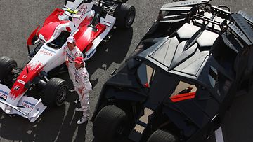 Batmanin tuoreempi automalli pääsi viivalle Toyotan F1-tiimin kilpurin kanssa Silverstonen osakilpailun yhteydessä Englannissa 3. heinäkuuta 2008.