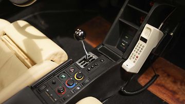 Miami Vice -Ferrarin ohjaamosta löytyy legendaarinen möykkypuhelin. Liekö tämä luuri suomalaisvalmisteinen?