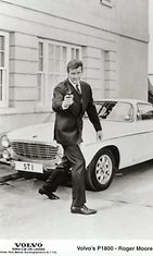Roger Moore ajoi Simon Templarin roolissa Volvo P1800:lla, ja auto saikin lempinimen Pyhimys-Volvo tv-sarjan mukaan.