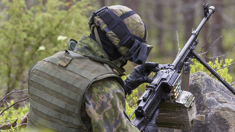 Jääkäri varusmies armeija kevyt konekivääri puolustusvoimat asepalvelus intti