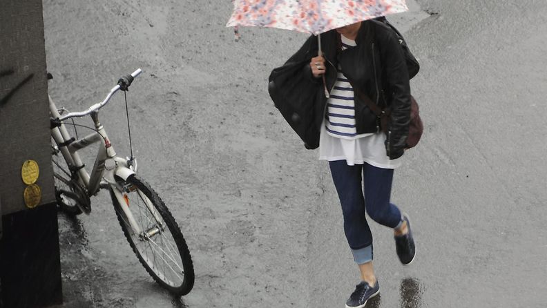 sää kylmä kesä viileä sade sateenvarjo nainen helsinki syksy kevät
