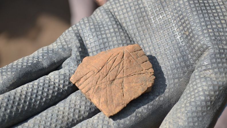 Vantaan Jokiniemen yleisökaivauksissa löydettyä, kivikautista taidetta. Kuva: Jan Fast