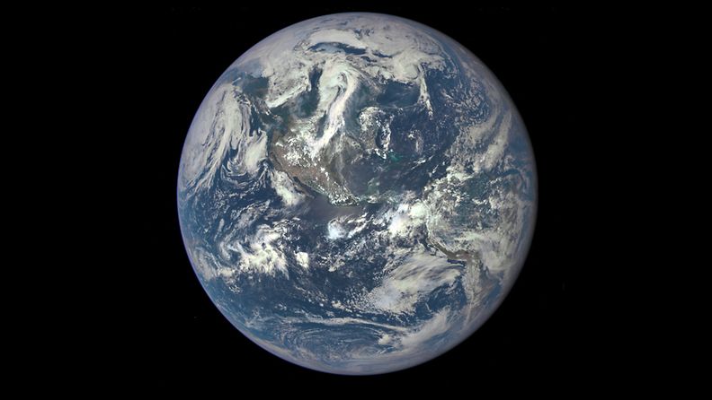 Nasan Deep Space Climate Observatory -satelliittin ottama kuva maapallosta 1,6 miljoonan kilometrin etäisyydeltä
