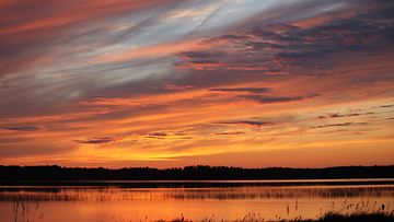 Ullavanjärvi auringonlaskun aikaan 21. heinäkuuta 2015. Lukijan kuva: Jaana Mäkelä