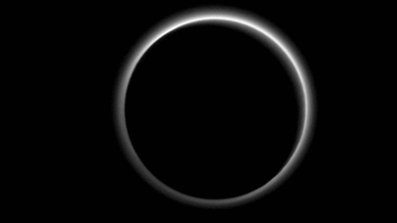 Kuva Pluton pimeältä puolelta paljastaa kaasukehän