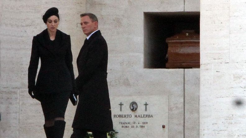 Monica Bellucci ja Daniel Craig Spectren kuvauksissa Roonmassa.