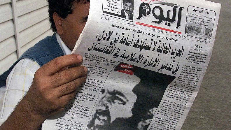 Mies lukee lokakuussa 2001 Algeriassa El Youm -lehteä, jonka etusivulla on kuva haastatellusta mullah Omarista.