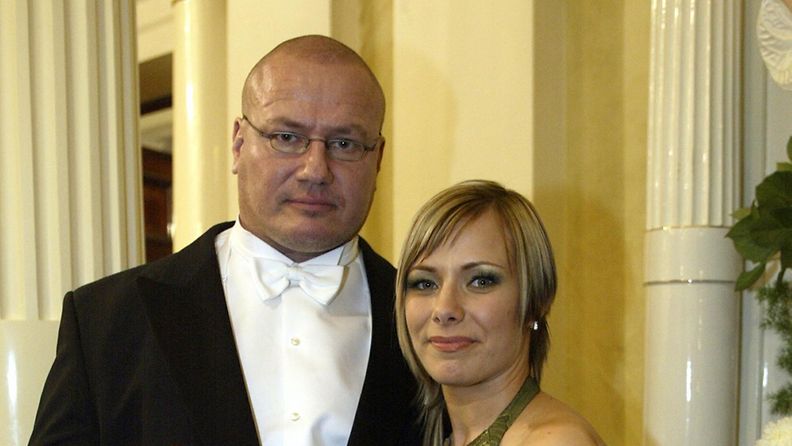 Kansanedustaja Tony Halme ja Katja-vaimo itsenäisyyspäivänä Linnassa 2003.