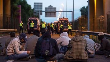 eurotunneli calais siirtolaiset laittomat pakolaiset poliisi ranska britannia englanti  eurooppa