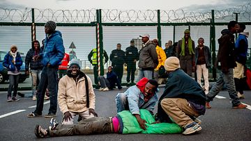eurotunneli calais siirtolaiset laittomat pakolaiset poliisi ranska britannia englanti 