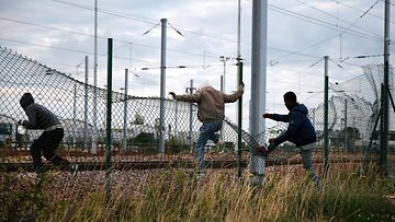 Ranska eurotunneli englanti siirtolaiset poliisi calais