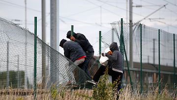 Ranska eurotunneli englanti siirtolaiset poliisi calais (1)