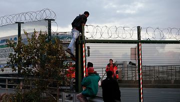 Ranska eurotunneli englanti siirtolaiset poliisi calais (2)
