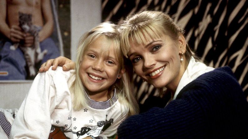 Saara Ylitalo ja Anu Hälvä sarjassa Blondi tuli taloon. Draamasarjaa esitettiin MTV3-kanavalla vuosina 1994-1995.