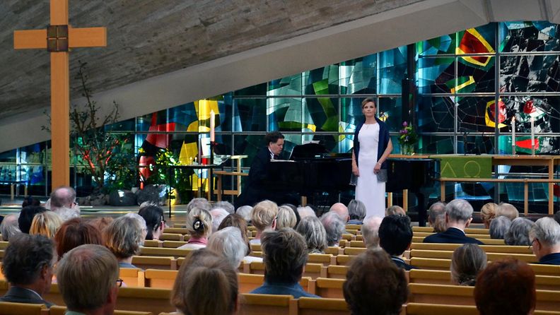 Konserttipianisti Jouni Somero ja laulaja Anu Hälvä konsertoivat Kannelmäen kirkossa 2.8.2015. Kuva: Kannelmäen seurakunta. (2)