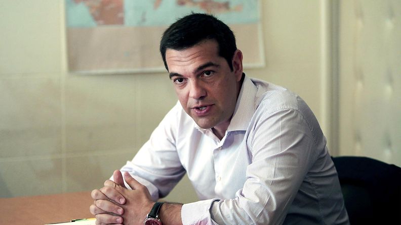 Tsipras istuu
