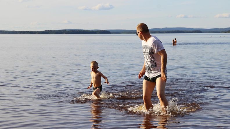 Uimareita Paltaniemen uimarannalla elokuussa 2015. Lukijan kuva: Sinikka Kujala