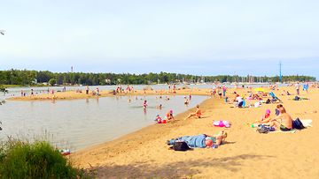 Lämmin sää veti rannalle Vaasassa 9. elokuuta 2015. Lukijan kuva: Matti Hietala