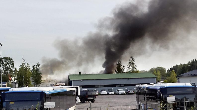 Teollisuushallin palo Helsingin Tattarisuolla