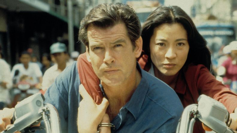 Pierce Brosnan ja Michelle Yeoh elokuvassa Huominen ei koskaan kuole (1997).