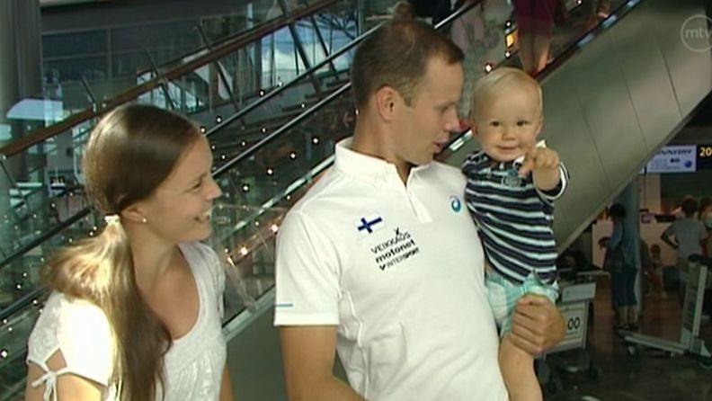 Niina Kelo, Tero Pitkämäki ja Jimi-poika lentokentällä 13.8.2015.