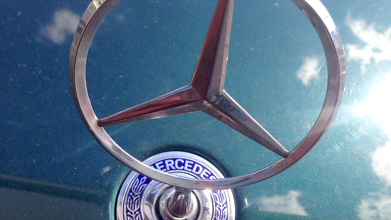 Keulalla kiiltelee klassinen Mercedes-Benz–keulakoriste.