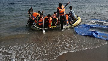 pakolaiset siirtolaiset välimeri pakolaiskriisi turvapaikanhakija lautta
