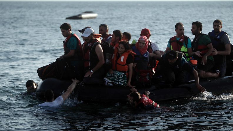 pakolaiset siirtolaiset välimeri pakolaiskriisi turvapaikanhakija lautta meri