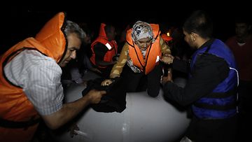 pakolaiset siirtolaiset välimeri pakolaiskriisi turvapaikanhakija lautta pelastusliivit