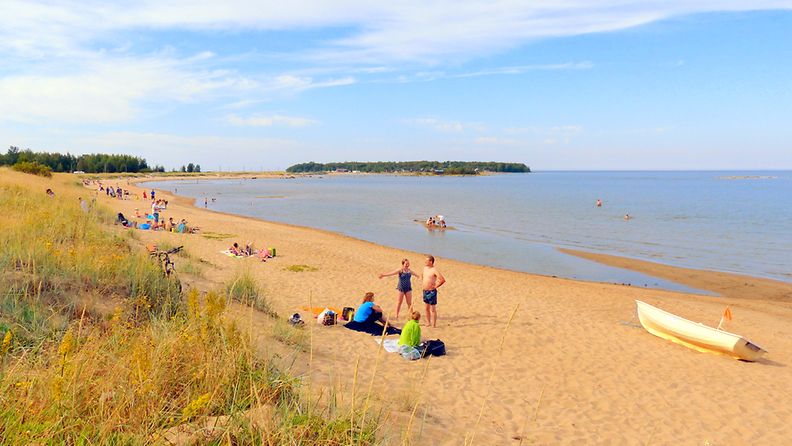 Lämpö houkutteli väkeä Ohtakarin rantaan Lohtajalla 23. elokuuta 2015. Lukijan kuva: Matti Hietala