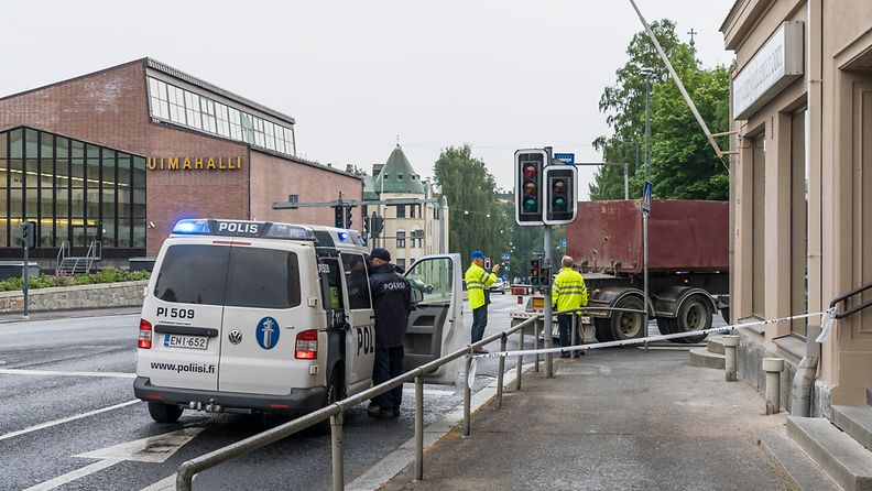 Tampere suojatie onnettomuus lapsi rekka
