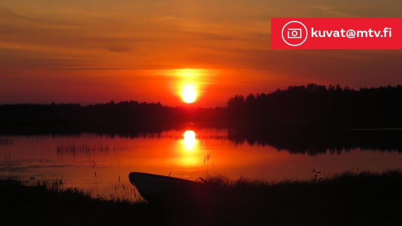 Elokuinen auringonlasku Ullavanjärvellä 25. elokuuta 2015. Lukijan kuva: Jaana Mäkelä