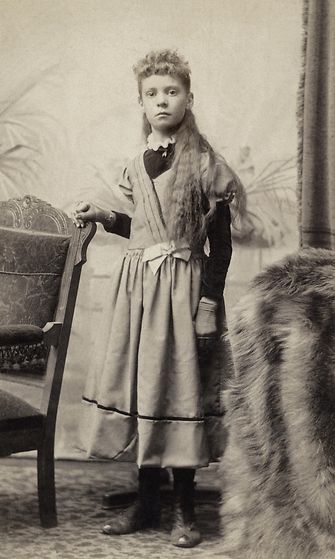 Nuori tyttö vuonna 1898.