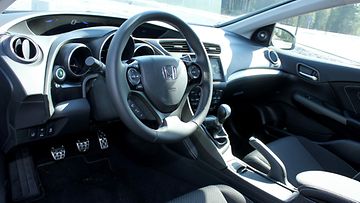 Hondan ohjaamo on yhdistelmä ranskalaista bling-blingiä ja saksalaista täsmällisyyttä – japanilaisittain.