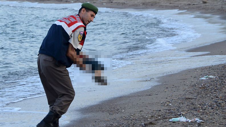 Turkkilaispoliisi kantoi rantaan ajautuneen pikkupojan ruumista Bodrumissa eteläisessä Turkissa eilen. Aylan