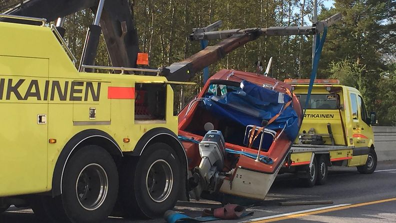 Moottorivene putosi tielle Oulussa