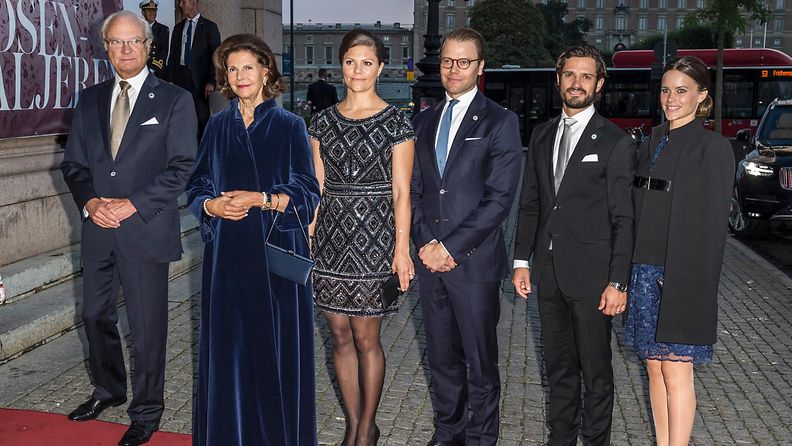 Victoria, Daniel, Carl Philip, Sofia, Kaarle Kustaa ja Silvia kuninkaallisessa oopperassa 15.9.2015