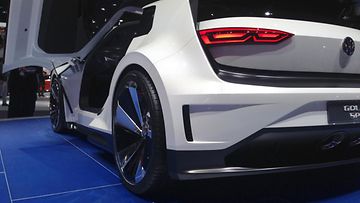 Volkswagen Golf GTE -konseptin takapään ilme viestii uhmaa.
