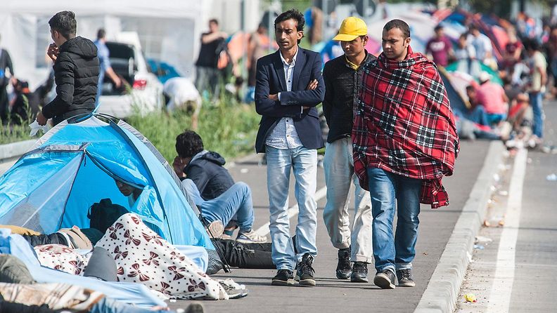 Pakolaisia rajalla Unkarissa
